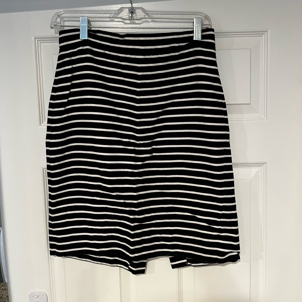 JCREW pencil skirt. Size 4, black and white striped